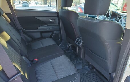 Mitsubishi Outlander III рестайлинг 3, 2019 год, 2 250 000 рублей, 15 фотография