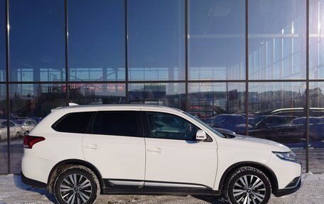 Mitsubishi Outlander III рестайлинг 3, 2019 год, 2 250 000 рублей, 5 фотография