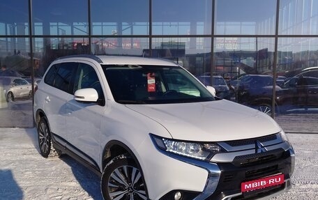 Mitsubishi Outlander III рестайлинг 3, 2019 год, 2 250 000 рублей, 2 фотография