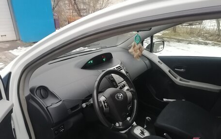 Toyota Yaris III рестайлинг, 2008 год, 700 000 рублей, 17 фотография