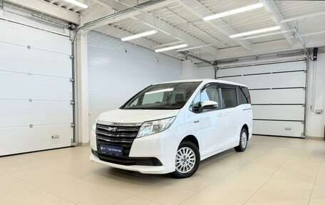 Toyota Noah III, 2016 год, 1 899 999 рублей, 1 фотография