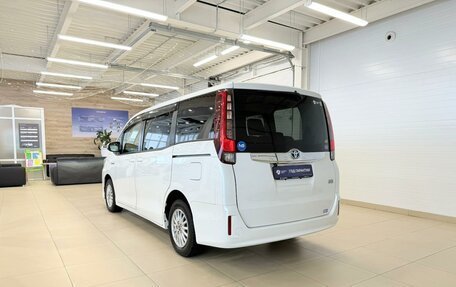 Toyota Noah III, 2016 год, 1 899 999 рублей, 4 фотография