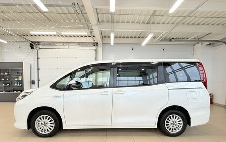 Toyota Noah III, 2016 год, 1 899 999 рублей, 3 фотография