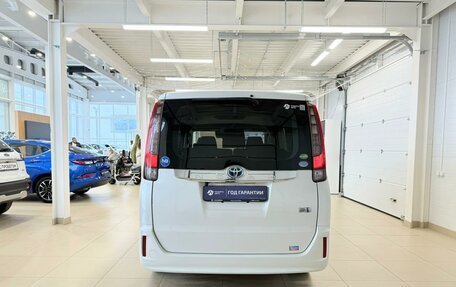 Toyota Noah III, 2016 год, 1 899 999 рублей, 5 фотография