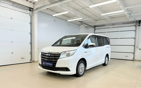 Toyota Noah III, 2016 год, 1 899 999 рублей, 2 фотография