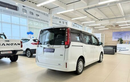 Toyota Noah III, 2016 год, 1 899 999 рублей, 6 фотография
