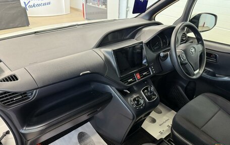 Toyota Noah III, 2016 год, 1 899 999 рублей, 13 фотография