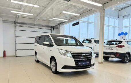 Toyota Noah III, 2016 год, 1 899 999 рублей, 8 фотография