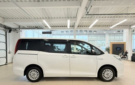 Toyota Noah III, 2016 год, 1 899 999 рублей, 7 фотография
