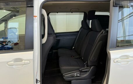 Toyota Noah III, 2016 год, 1 899 999 рублей, 17 фотография