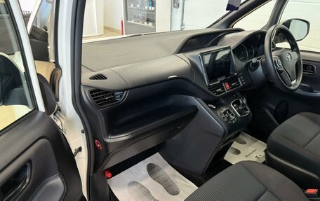 Toyota Noah III, 2016 год, 1 899 999 рублей, 12 фотография