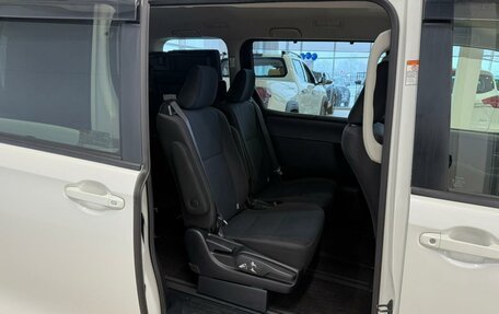 Toyota Noah III, 2016 год, 1 899 999 рублей, 18 фотография