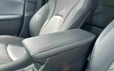 Toyota Prius IV XW50, 2023 год, 2 090 000 рублей, 32 фотография