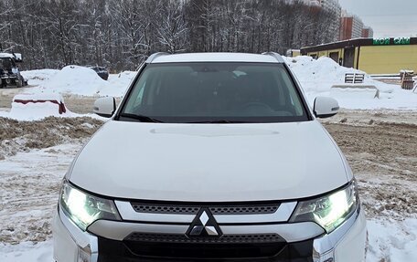 Mitsubishi Outlander III рестайлинг 3, 2019 год, 2 055 000 рублей, 1 фотография