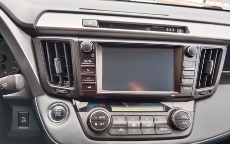 Toyota RAV4, 2018 год, 2 570 000 рублей, 21 фотография