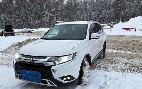 Mitsubishi Outlander III рестайлинг 3, 2019 год, 2 055 000 рублей, 2 фотография