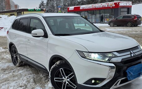 Mitsubishi Outlander III рестайлинг 3, 2019 год, 2 055 000 рублей, 4 фотография