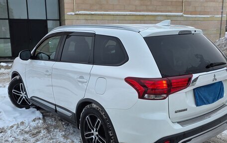 Mitsubishi Outlander III рестайлинг 3, 2019 год, 2 055 000 рублей, 8 фотография