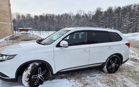 Mitsubishi Outlander III рестайлинг 3, 2019 год, 2 055 000 рублей, 3 фотография