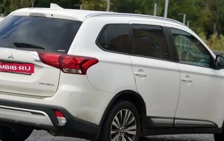 Mitsubishi Outlander III рестайлинг 3, 2019 год, 2 055 000 рублей, 14 фотография