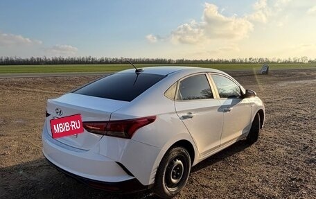 Hyundai Solaris II рестайлинг, 2021 год, 1 800 000 рублей, 4 фотография