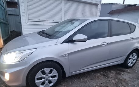Hyundai Solaris II рестайлинг, 2013 год, 870 000 рублей, 2 фотография