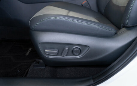 Toyota RAV4, 2025 год, 4 300 000 рублей, 24 фотография