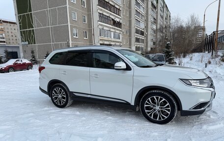 Mitsubishi Outlander III рестайлинг 3, 2018 год, 2 650 000 рублей, 4 фотография