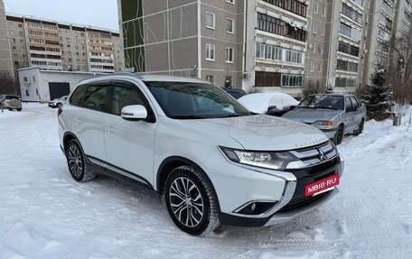 Mitsubishi Outlander III рестайлинг 3, 2018 год, 2 650 000 рублей, 3 фотография
