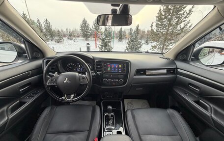 Mitsubishi Outlander III рестайлинг 3, 2018 год, 2 650 000 рублей, 15 фотография