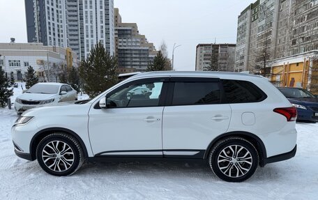 Mitsubishi Outlander III рестайлинг 3, 2018 год, 2 650 000 рублей, 11 фотография