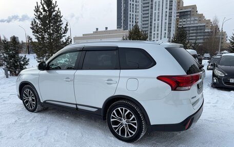 Mitsubishi Outlander III рестайлинг 3, 2018 год, 2 650 000 рублей, 10 фотография