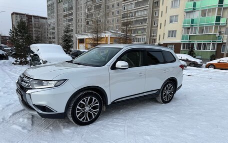 Mitsubishi Outlander III рестайлинг 3, 2018 год, 2 650 000 рублей, 12 фотография
