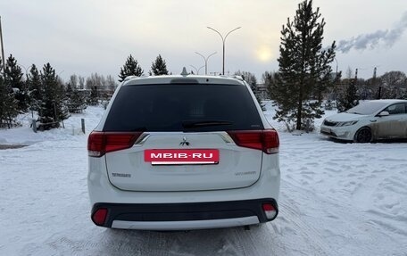 Mitsubishi Outlander III рестайлинг 3, 2018 год, 2 650 000 рублей, 8 фотография