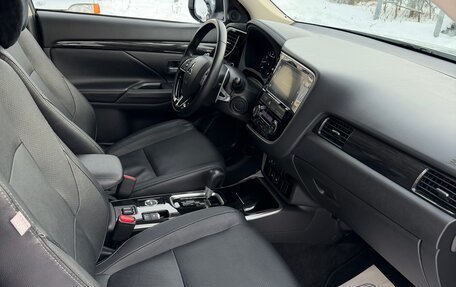 Mitsubishi Outlander III рестайлинг 3, 2018 год, 2 650 000 рублей, 26 фотография