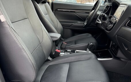 Mitsubishi Outlander III рестайлинг 3, 2018 год, 2 650 000 рублей, 25 фотография