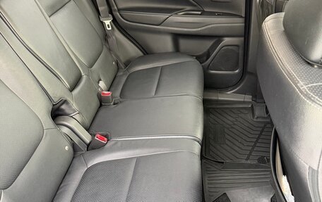 Mitsubishi Outlander III рестайлинг 3, 2018 год, 2 650 000 рублей, 28 фотография