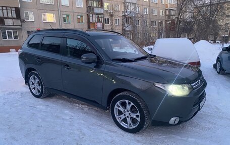 Mitsubishi Outlander III рестайлинг 3, 2013 год, 1 850 000 рублей, 2 фотография