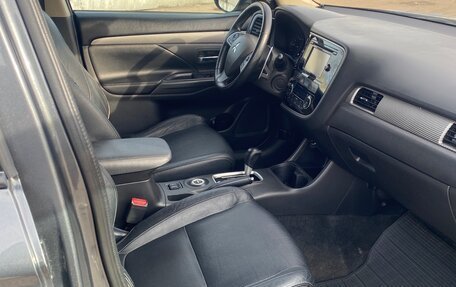 Mitsubishi Outlander III рестайлинг 3, 2013 год, 1 850 000 рублей, 12 фотография