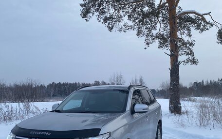 Mitsubishi Outlander III рестайлинг 3, 2013 год, 1 450 000 рублей, 2 фотография