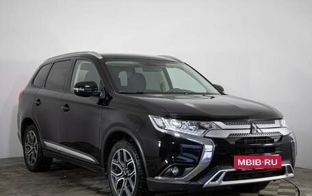 Mitsubishi Outlander III рестайлинг 3, 2019 год, 1 799 000 рублей, 3 фотография