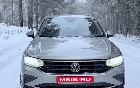 Volkswagen Tiguan II, 2021 год, 2 900 000 рублей, 2 фотография