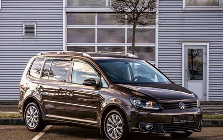 Volkswagen Touran III, 2011 год, 995 000 рублей, 3 фотография