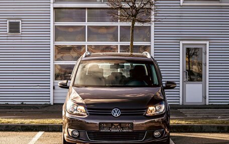 Volkswagen Touran III, 2011 год, 995 000 рублей, 2 фотография