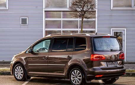 Volkswagen Touran III, 2011 год, 995 000 рублей, 4 фотография