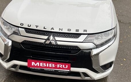 Mitsubishi Outlander III рестайлинг 3, 2022 год, 2 765 000 рублей, 3 фотография