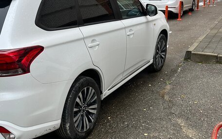 Mitsubishi Outlander III рестайлинг 3, 2022 год, 2 765 000 рублей, 6 фотография