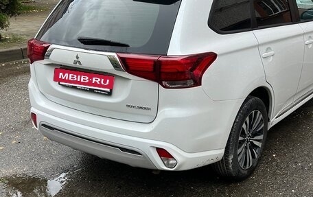 Mitsubishi Outlander III рестайлинг 3, 2022 год, 2 765 000 рублей, 7 фотография