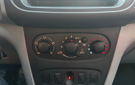 Renault Logan II, 2015 год, 730 000 рублей, 12 фотография