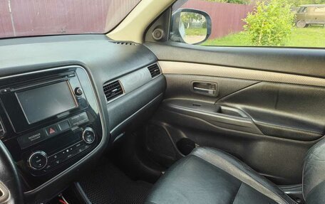 Mitsubishi Outlander III рестайлинг 3, 2013 год, 1 850 000 рублей, 4 фотография